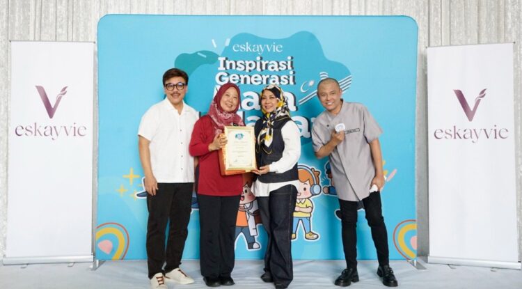 Dr Syid Ayob, Kartika Wati dan Datuk Aznil bergambar bersama Guru Besar SK Seksyen 24 sebagai simbolik kerjasama dalam menjayakan karnival Eskayvie Inspirasi Generasi Masa Hadapan.