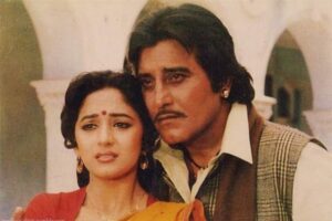Adegan Ini Buat Madhuri Dixit Trauma, Dipaksa Cium & Digigit Vinod Khanna