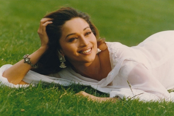 Kejam! Madhuri Dixit Dipecat Gara-Gara Enggan Pakai Coli Depan Kamera