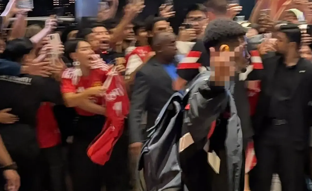 [VIDEO] “Bayar RM1.5K Untuk Dapat Jari Tengah” – Peminat MU Hampa Dengan Amad Diallo