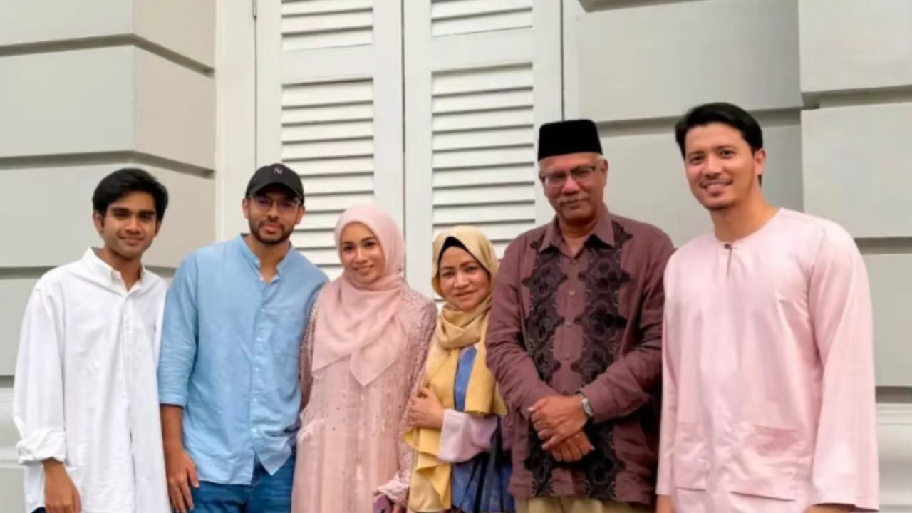[VIDEO] Gelagat Fattah Amin Bergambar Dengan Keluarga Amira Othman, Curi Perhatian Ramai!