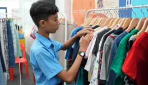 UNIQLO & Taylor’s International School Puchong Jalani Kempen Kutipan Pakaian Terpakaian Untuk Belia Pelarian