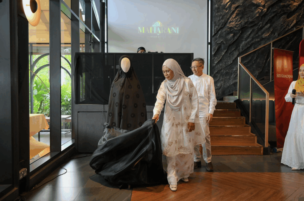 [VIDEO] Selepas 10 Tahun, Siti Khadijah Perkenalkan Telekung Rekaan Baharu
