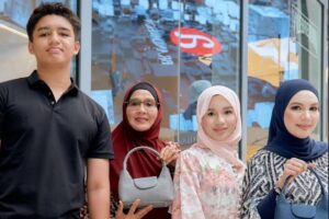 [VIDEO] Qadejah Sibuk Promosi Beg Sampai Jatuh Terduduk, Reaksi Abang Buat Netizen Terhibur!