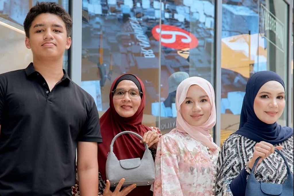[VIDEO] Qadejah Sibuk Promosi Beg Sampai Jatuh Terduduk, Reaksi Abang Buat Netizen Terhibur!