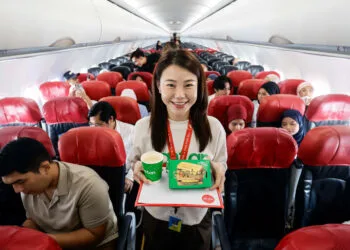 SEPANG 21 JULAI 2025. Ketua Pegawai Eksekutif Santan, Catherine Goh menunjukkan menu baharu Kaya Butter Coconut Toast, Pak Nasser’s Nasi Lemak Light, serta siri minuman rendah gula Club Zero sempena sambutan bulan kemerdekaan di Lapangan Terbang Antarabangsa Kuala Lumpur (KLIA) Terminal 2, Sepang. NSTP/AIZUDDIN SAAD