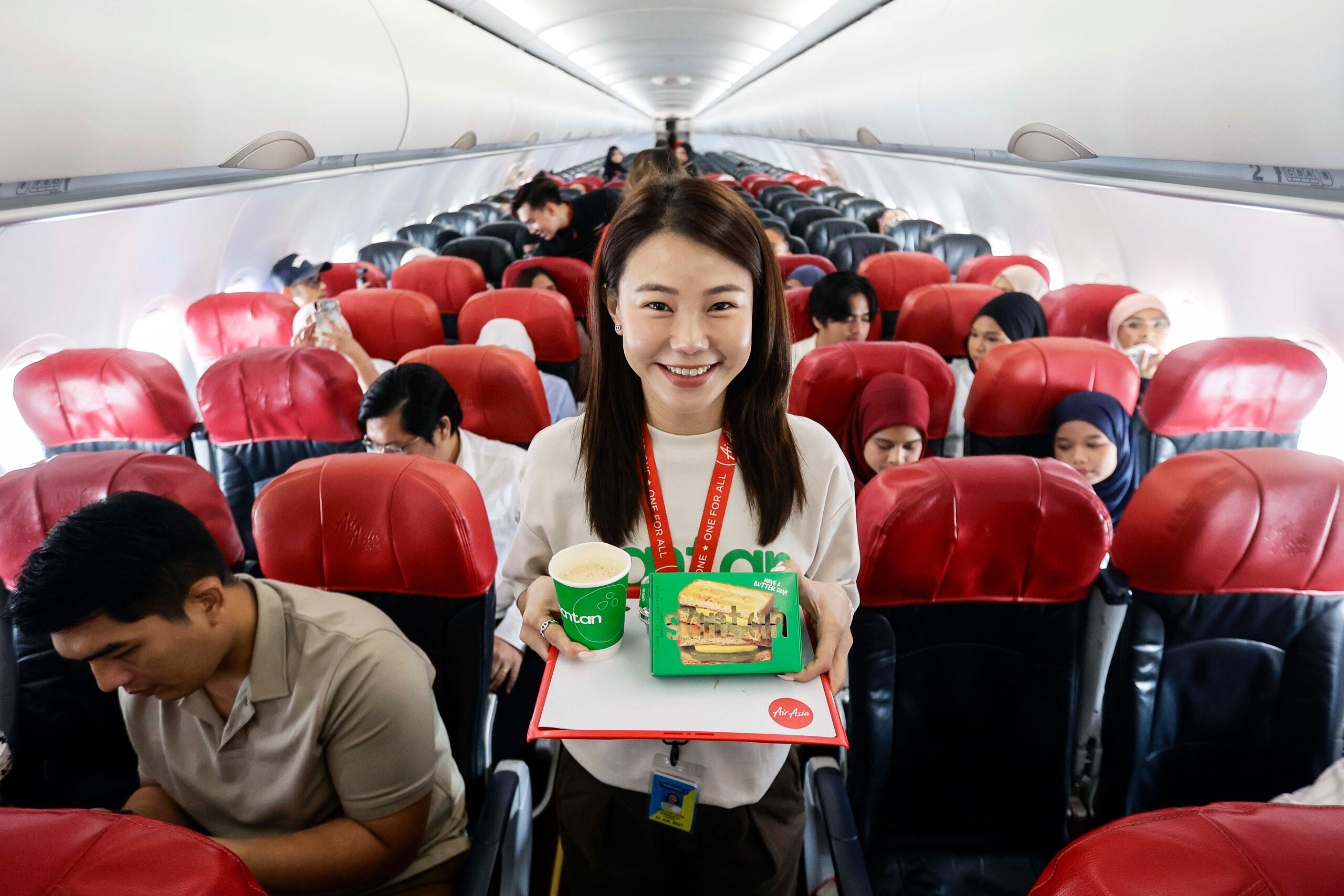 SEPANG 21 JULAI 2025. Ketua Pegawai Eksekutif Santan, Catherine Goh menunjukkan menu baharu Kaya Butter Coconut Toast, Pak Nasser’s Nasi Lemak Light, serta siri minuman rendah gula Club Zero sempena sambutan bulan kemerdekaan di Lapangan Terbang Antarabangsa Kuala Lumpur (KLIA) Terminal 2, Sepang. NSTP/AIZUDDIN SAAD