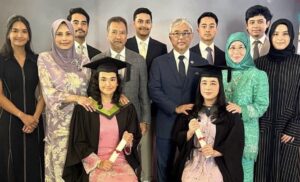 [GAMBAR] Sultan Pahang & Tunku Azizah Hadiri Graduasi Tengku Jihan Di UK!