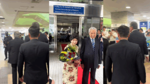 [VIDEO] Ketibaan Tun Mahathir & Isteri Disambut Baik Rakyat Jepun-“Diorang Kenang Jasa Tun”