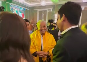 [VIDEO] “Cinta Mati Yang Sebenar” – Bella Astillah & Syed Saddiq Hadir Rai Ulang Tahun Tun Mahathir