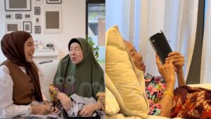 [VIDEO] Betty Rahmad Kongsi Gelagat Che Semah ‘Main Telefon’, Netizen Terhibur!-“Nasib Baik Tak Benjol Dahi..”