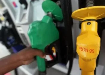 Pics for story subsidies for RON95 petrol and diesel will be stopped beginning Dec 1. Picture taken at petrol station in Rawang.AZMAN GHANI / The Star