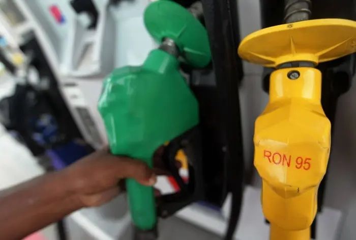 Pics for story subsidies for RON95 petrol and diesel will be stopped beginning Dec 1. Picture taken at petrol station in Rawang.AZMAN GHANI / The Star
