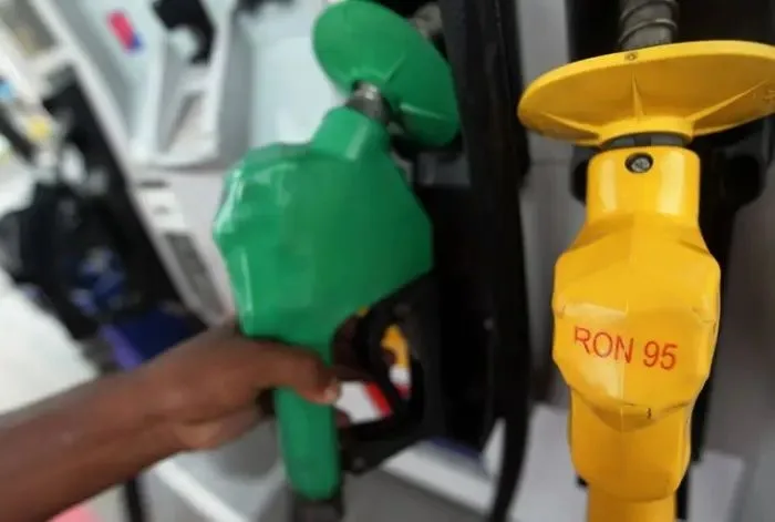 Pics for story subsidies for RON95 petrol and diesel will be stopped beginning Dec 1. Picture taken at petrol station in Rawang.AZMAN GHANI / The Star