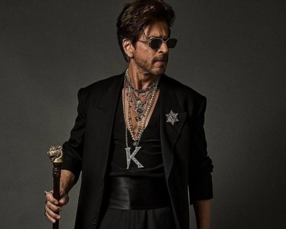 [FOTO] Penampilan Shah Rukh Khan Untuk Filem ‘King’ Tular, Nampak Kacak Bersut Hitam Sambil Acu Pistol