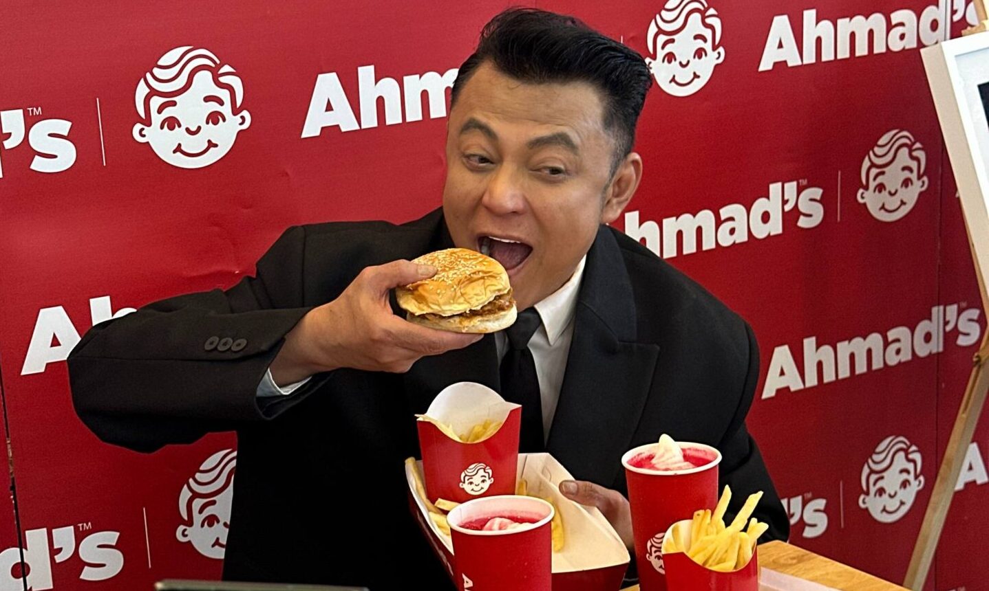 Aznil Nawawi Puji Menu Baharu, Burger Sate Dari AFC, Kini Buka Cawangan ke-44