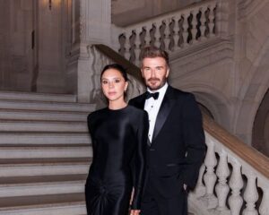Tak Sombong, Tapi Ini Sebabnya Victoria Tak Senyum Dalam Gambar Hampir 3 Dekad