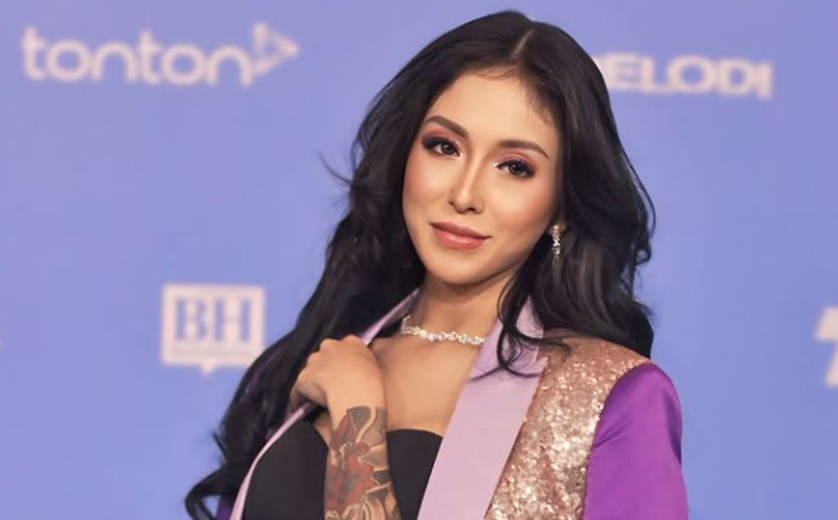 Sarah Yasmine Beri Nasihat Buat Anak Aaron Aziz: “Jangan Biarkan Perempuan yang Otaknya ‘Glitch’ Ganggu Tenaga Kamu!”
