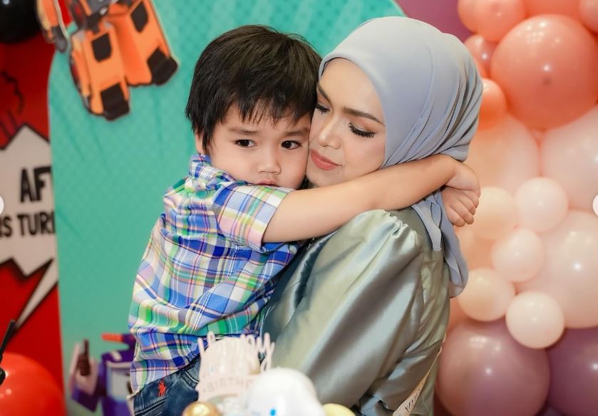Anak Siti Nurhaliza Dengar Seperti Pangilan Suara Ketika Maghrib – Netizen Meremang Tengok Video Ini!