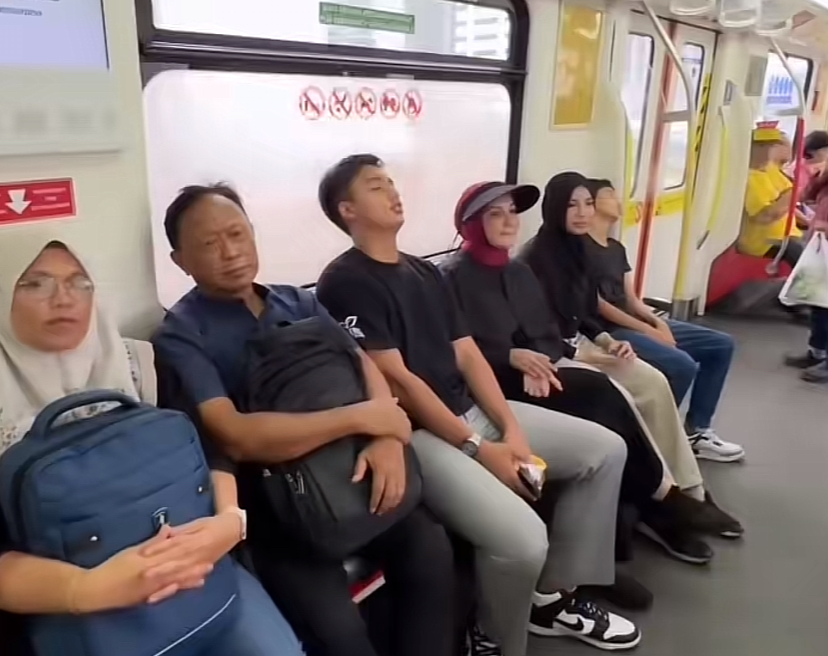 [VIDEO] Ammar Ahyan & Keluarga Naik LRT Buatkan Netizen Teruja!