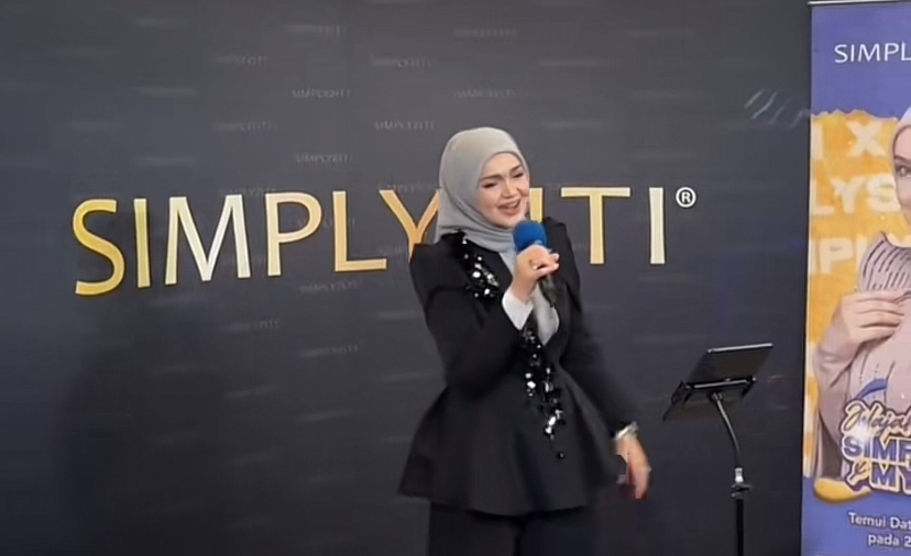 [VIDEO] Peminat Teruja Dengar Siti Nurhaliza Menyanyi Guna Mikrofon Murah-“Suara Tetap Power”
