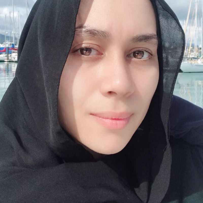 Natasha Hudson Kembali Freehair, Padam Semua Gambar Berhijab Dan Tampil Tanpa Tudung Di Pantai