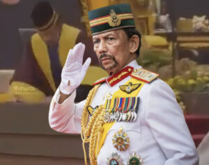 [VIDEO] Sultan Hassanal Bolkiah Sendirian Jatuh Turun Tangga, Rakyat Luah Rasa Kecewa- “Mana Bodyguard?”