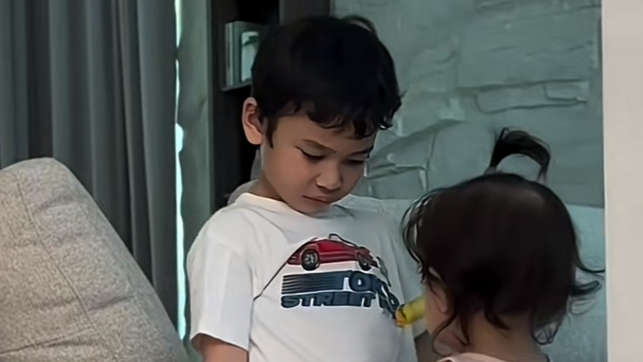 [VIDEO] Isaac Raees Merajuk Dengan Adik Buatkan Netizen Terhibur-“Dua-Dua Comel”