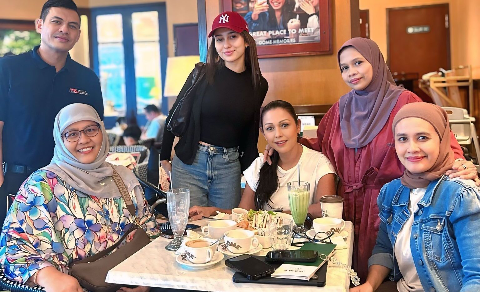 Azah Aziz Kongsi Momen Terserempak Dengan Anna Jobling, Lain Pula Yang Netizen Perasan?