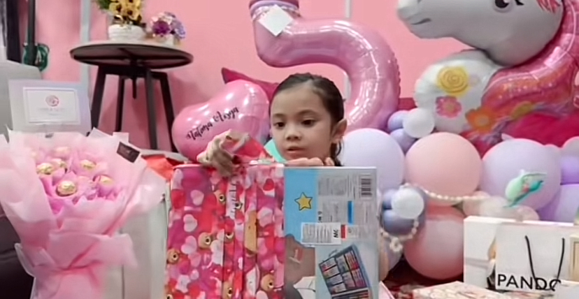 [VIDEO] Reaksi Fatima Buka Hadiah Hari Jadinya Buatkan Netizen Teruja-“Fasih Berbahasa Inggeris”