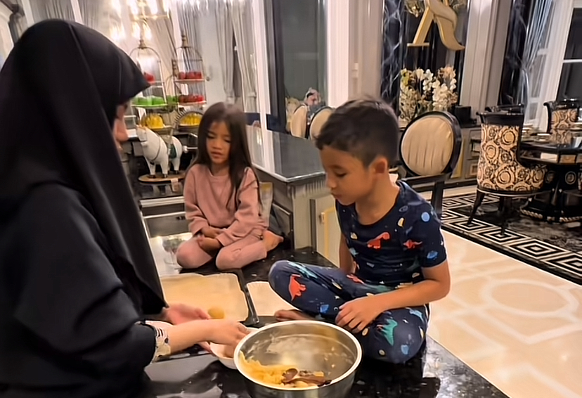[VIDEO] Gelagat Qadejah Buat Biskut Dengan Adik-Adiknya Buatkan Netizen Terhibur