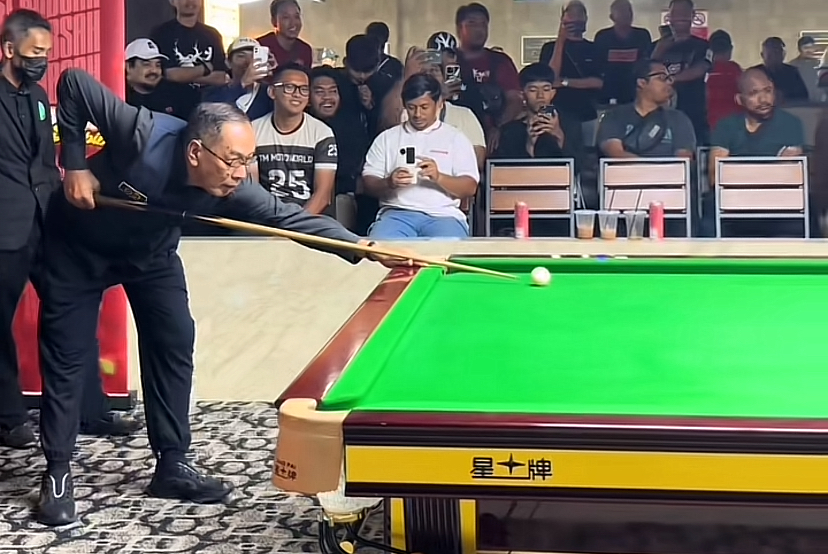 [VIDEO] Tok Ram Juara Lawan Snooker Raih Pujian Netizen-“Orang Tua Berbakat”