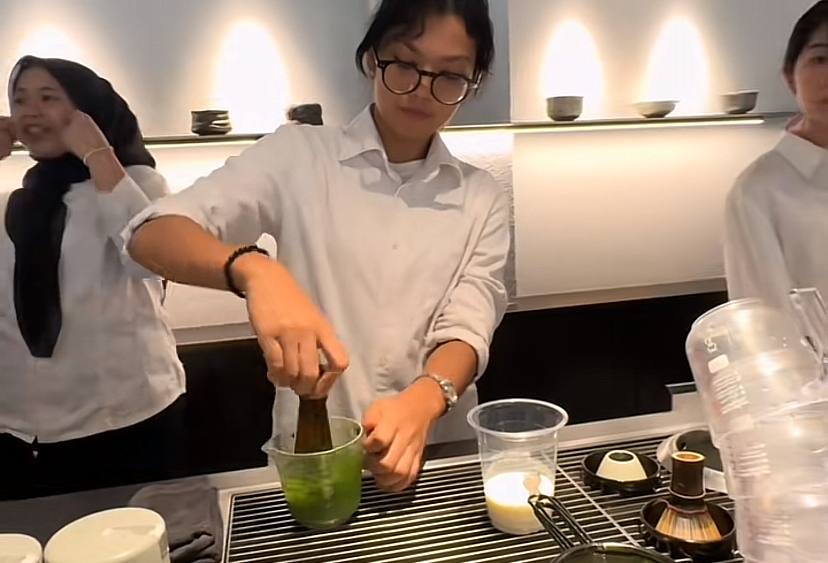 [VIDEO] Gelagat Sharifah Shahirah Kacau Anak Kerja Barista, Buatkan Netizen Terhibur