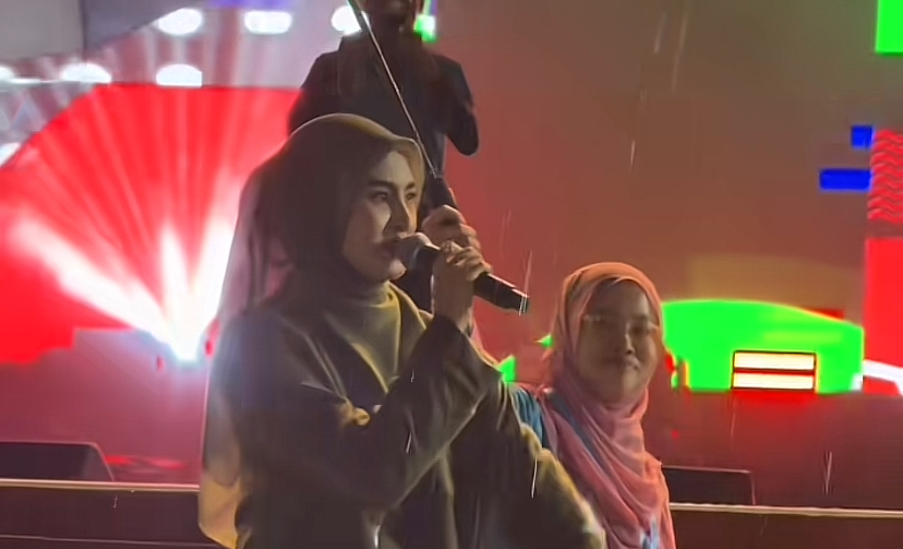 [VIDEO] Peminat Terharu Lihat Wany Hasrita Sanggup Menyanyi Dalam Hujan…-“We Love U”