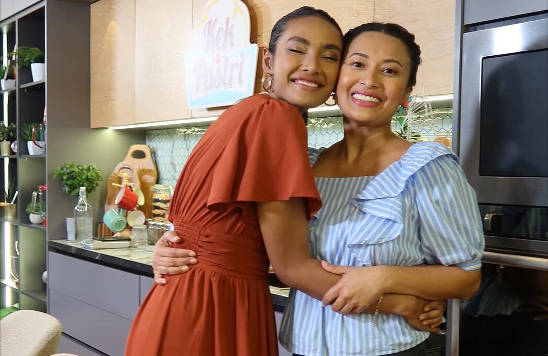 [VIDEO] Sharifah Haneesya Luah Rasa Terharu Dapat Bertemu Nabila Huda-“Saya Kelu, Sangat Segan…”