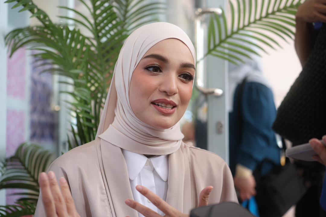 Amyra Rosli Buat Ibu Bapa Menangis Terharu, Hadiahkan SUV Sempena Ulang Tahun Perkahwinan Mereka