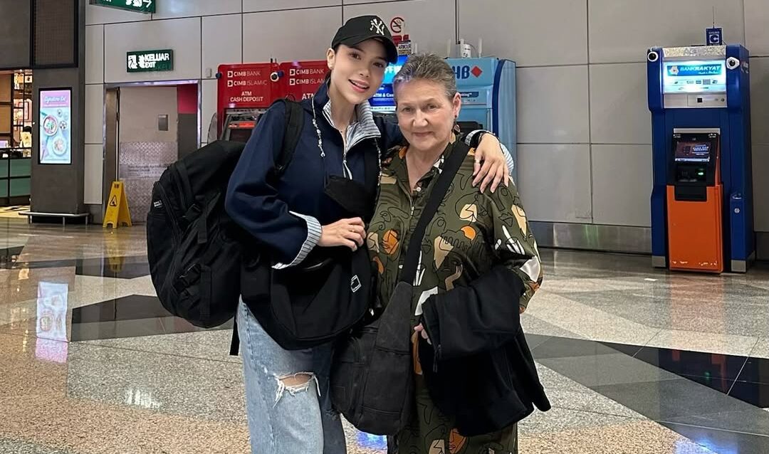Farahdhiya Sebak Lihat Ibu Kembali Pulang Ke London-“Tolong Jaga Diri..”