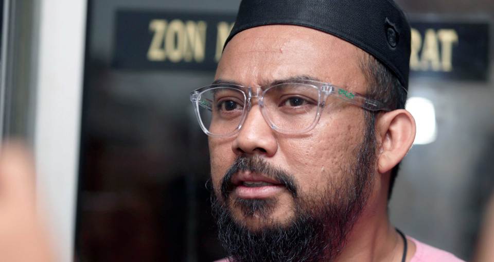 “Belum Tamat Lagi” – Datuk Red Titip Pesanan Buat Kamal Adli Di Tengah Isu Rumah Tangga Dengan Uqasha