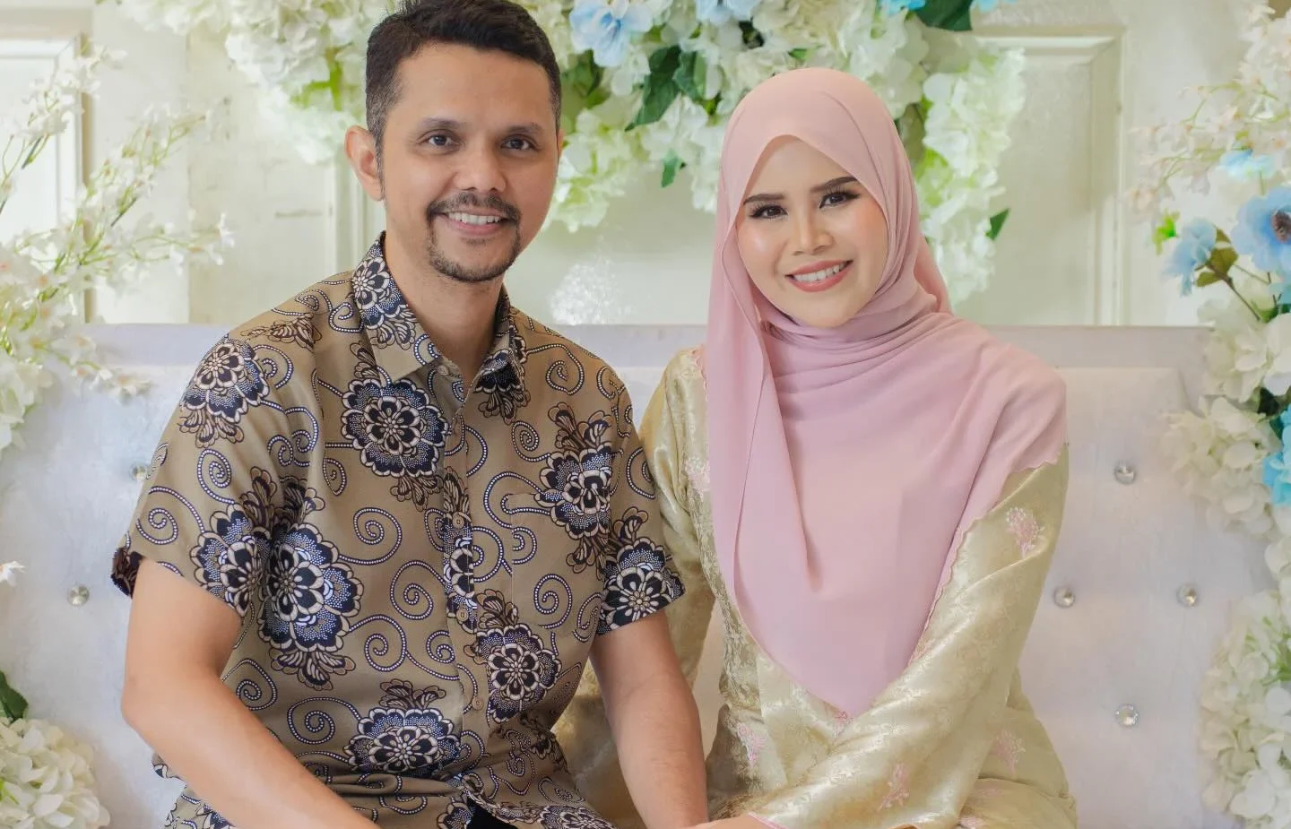 Khai & Rosma ‘Sanding’ Di Atas Pelamin, Curi Perhatian Netizen-“Kekal Awet Muda..”