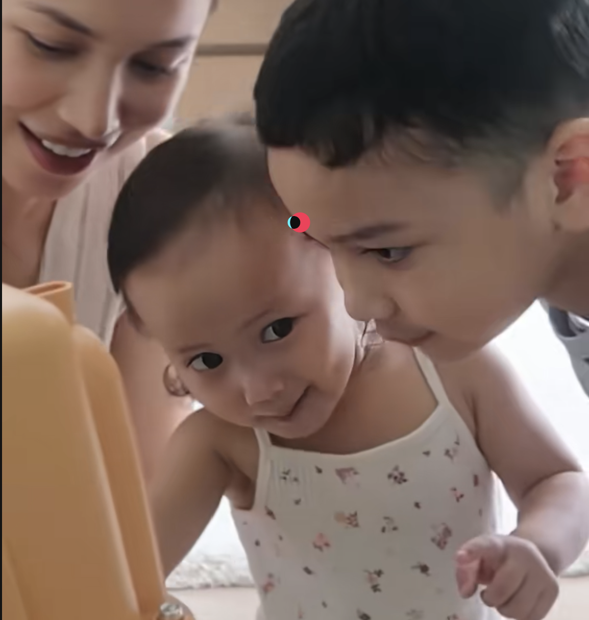 [VIDEO] Gelagat Anak Aiman Hakim Dapat Kejutan Undang Perhatian, Peminat- “Bukan Dia Takut Kucing Ke”