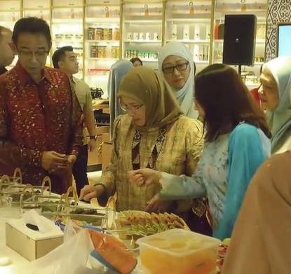 Tengku Ampuan Pahang Cuba Buat Kek Lapis Sarawak, Rakyat Teruja Tengok!