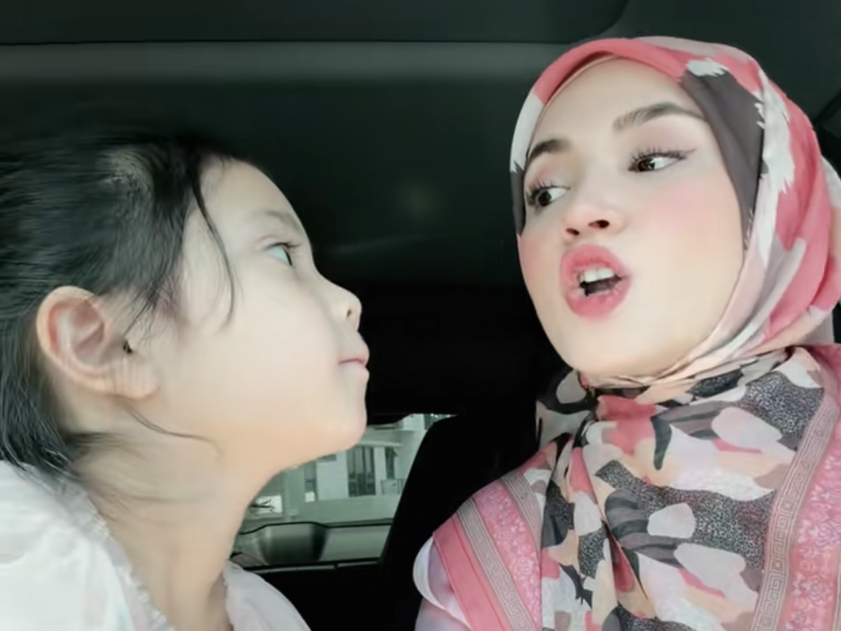 Aksi Comel Fazura & Fatima Jadi Tular, Peminat Geram- ‘Cerdiknya La Fatima Nie..”