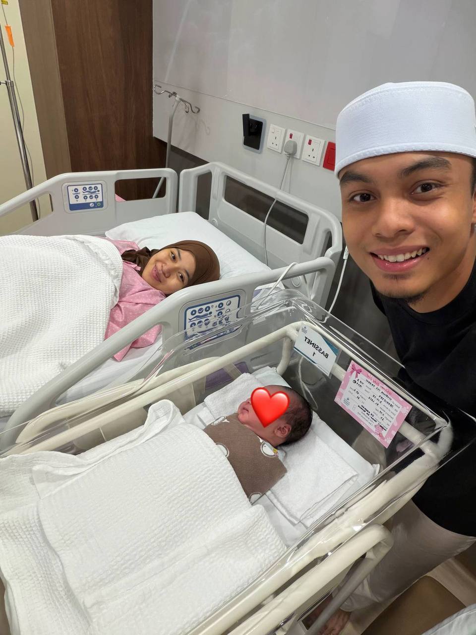 Ahmad Yusoff atau Beymad bergambar bersama isterinya, Izz, dan puteri sulung mereka sejurus selepas kelahiran