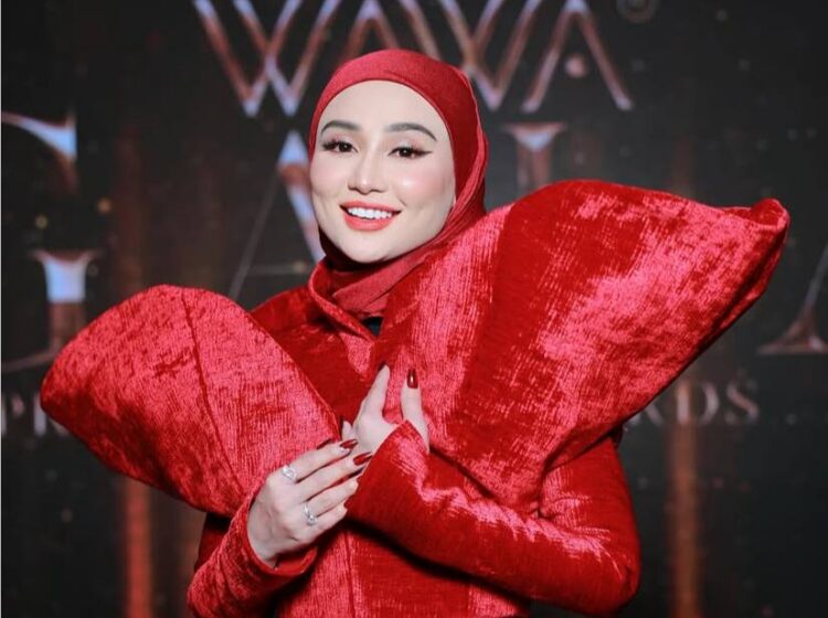 via Instagram @w4w4_zainal