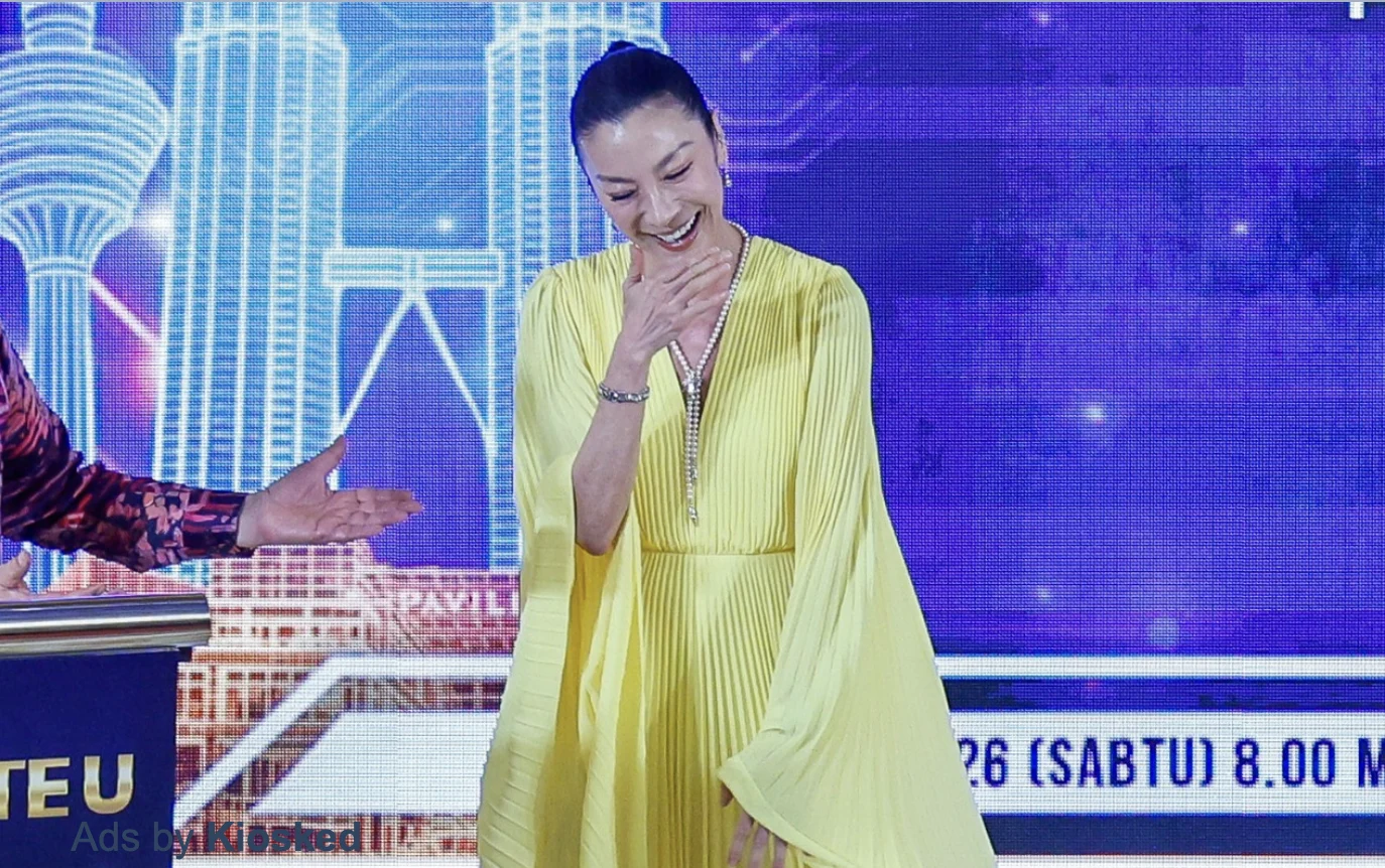 Jenama Baju Michelle Yeoh Bukan Biasa-biasa, Gaun Kuning Ini Pernah Dipakai di Paris!