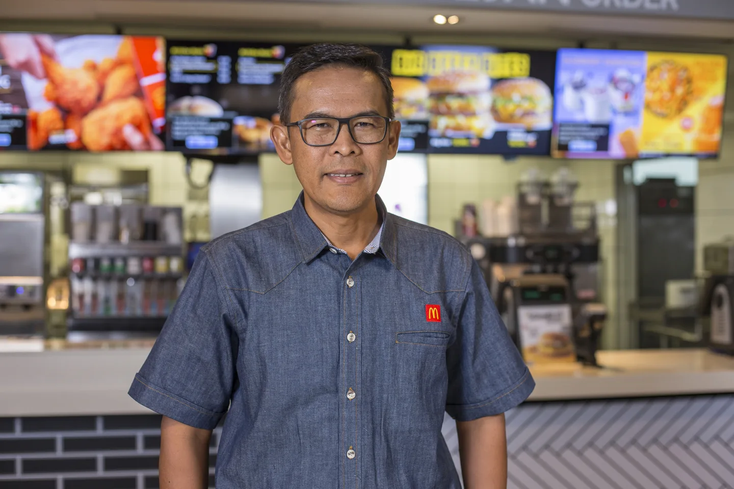 Anak Tempatan Jadi Bos Rangkaian Restoran Perkhidmatan Segera Terkenal Di Malaysia- Dato' Haji Azmir Buktikan Asal Usul Bukan Penghalang Untuk Berjaya - OHBULAN!