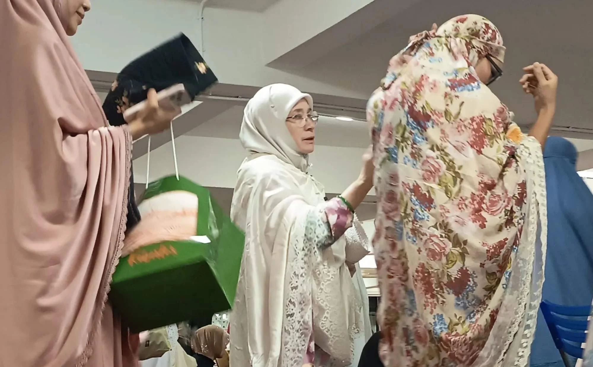 “Mashallah, Sumpah Terkejut!”- Wanita Ini Teruja Tengku Ampuan Pahang Duduk Sebelah Masa Solat
