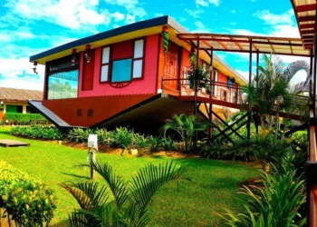 Gambar: Facebook @Rumah Terbalik - The Upside Down House in Borneo