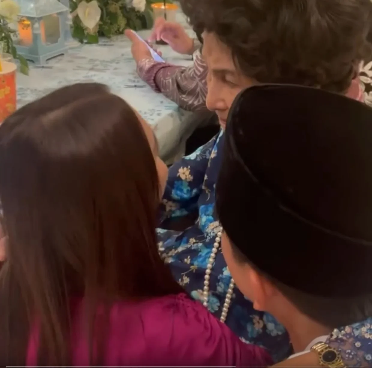 Pelukan Tun Siti Hasmah Buat Syed Saddiq & Bella Astillah