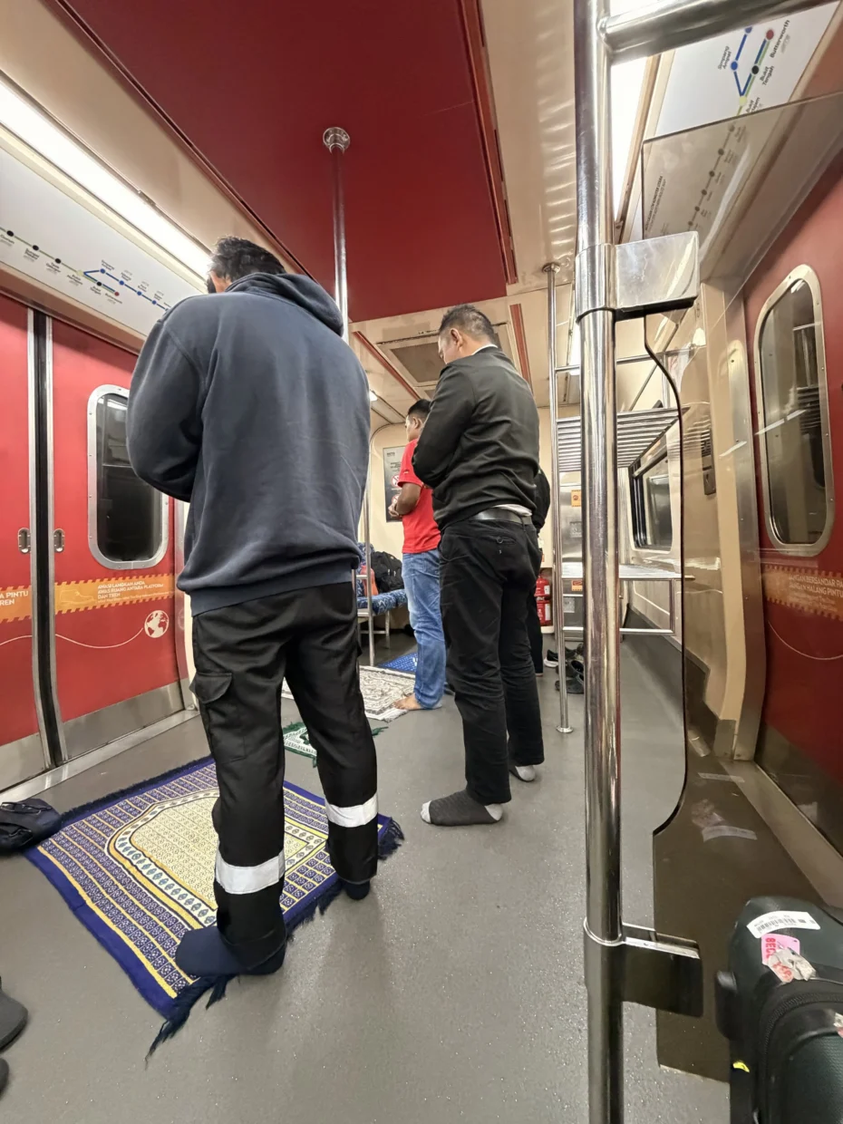 Naik Komuter Waktu Subuh